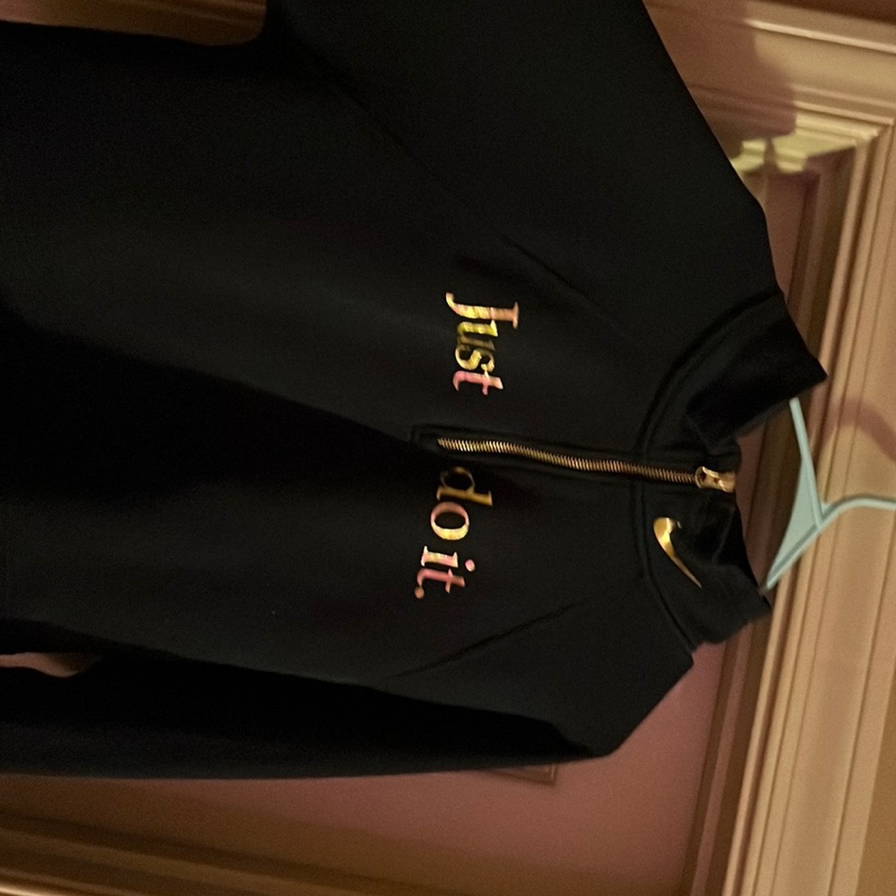 This is a Nike sweatshirt in a color black in a size medium.